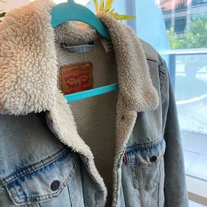 LEVI’S SHERPA TRUCKER JACKET